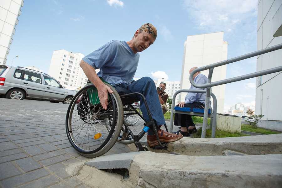 Сайты инвалидов спб. Инвалид. Колясочник. Люди инвалиды колясочники. Молодые инвалиды.